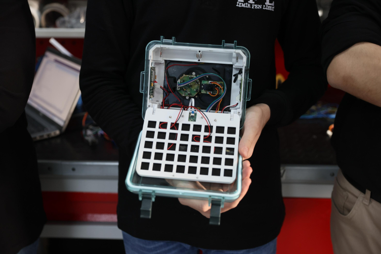 İzmir Fen Lisesi öğrencilerinin müsilaja karşı geliştirdiği uyarı cihazı ABD'de ödül aldı
