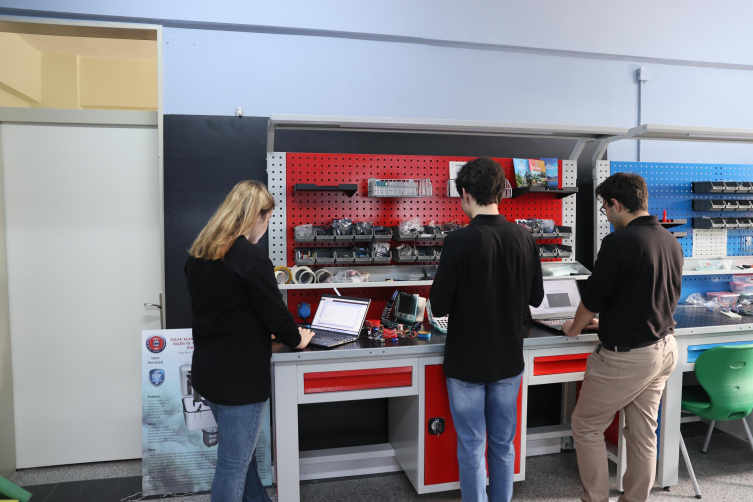 İzmir Fen Lisesi öğrencilerinin müsilaja karşı geliştirdiği uyarı cihazı ABD'de ödül aldı
