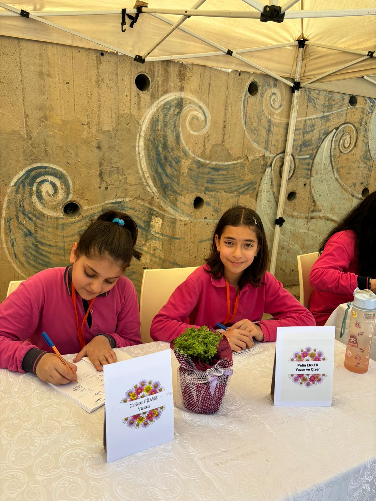 15 TEMMUZ ŞEHİTLERİ KIZ ANADOLU İMAM HATİP LİSESİ FEN VE SOSYAL BİLİMLER PROJE OKULU'NDA FESLEĞENLERDEN ÖYKÜLER KİTABININ İMZA GÜNÜ HEYECANI