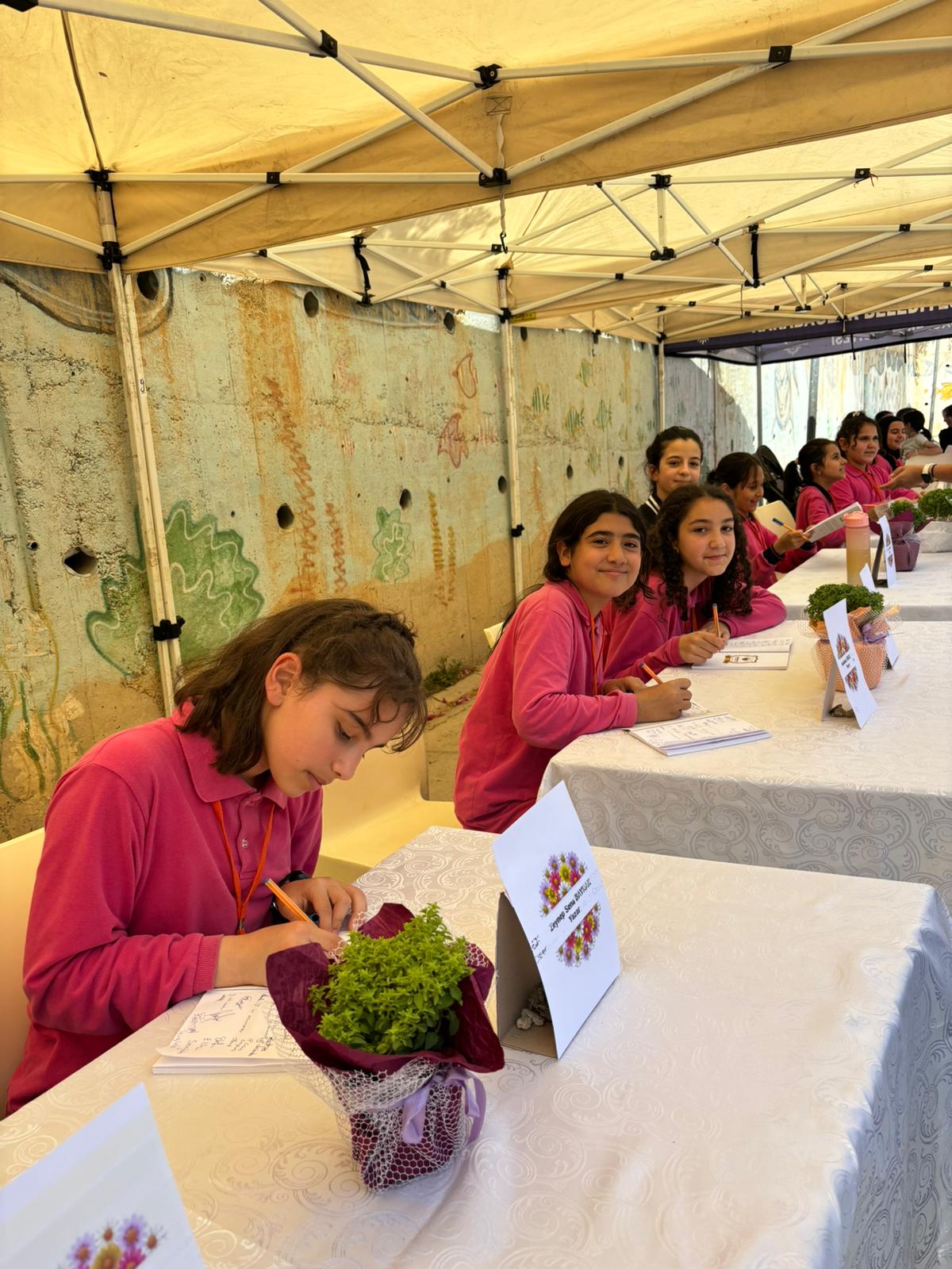 15 TEMMUZ ŞEHİTLERİ KIZ ANADOLU İMAM HATİP LİSESİ FEN VE SOSYAL BİLİMLER PROJE OKULU'NDA FESLEĞENLERDEN ÖYKÜLER KİTABININ İMZA GÜNÜ HEYECANI