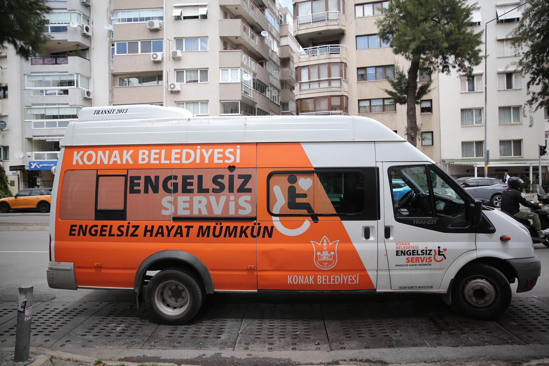 Konak’ta ‘Engelsiz Servis’le engeller aşılıyor