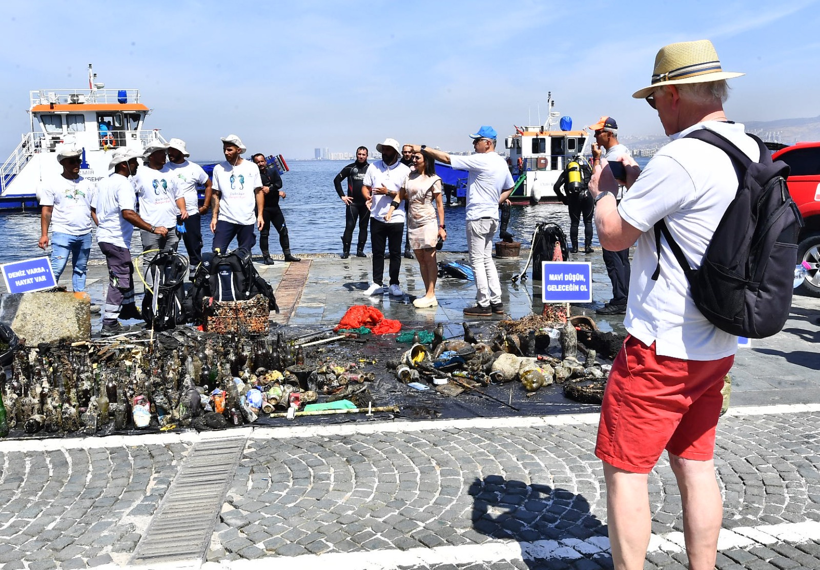 İzmir Körfezi’nde temizlik: Sepet de çıktı cep telefonu da