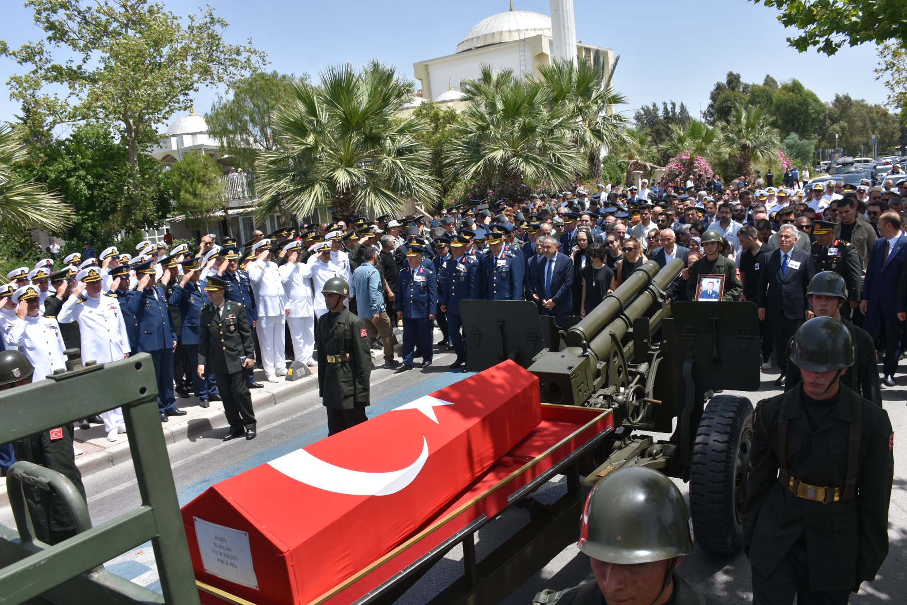 Şehit Pilot Albay Yıldız gözyaşlarıyla uğurlandı