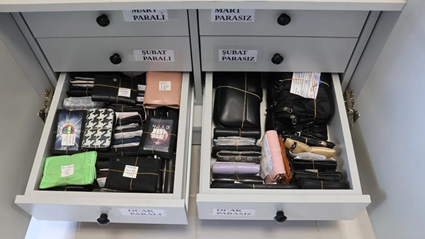 İzmir'deki ESHOT'un Kayıp Eşya Bürosu Dolup Taşıyor