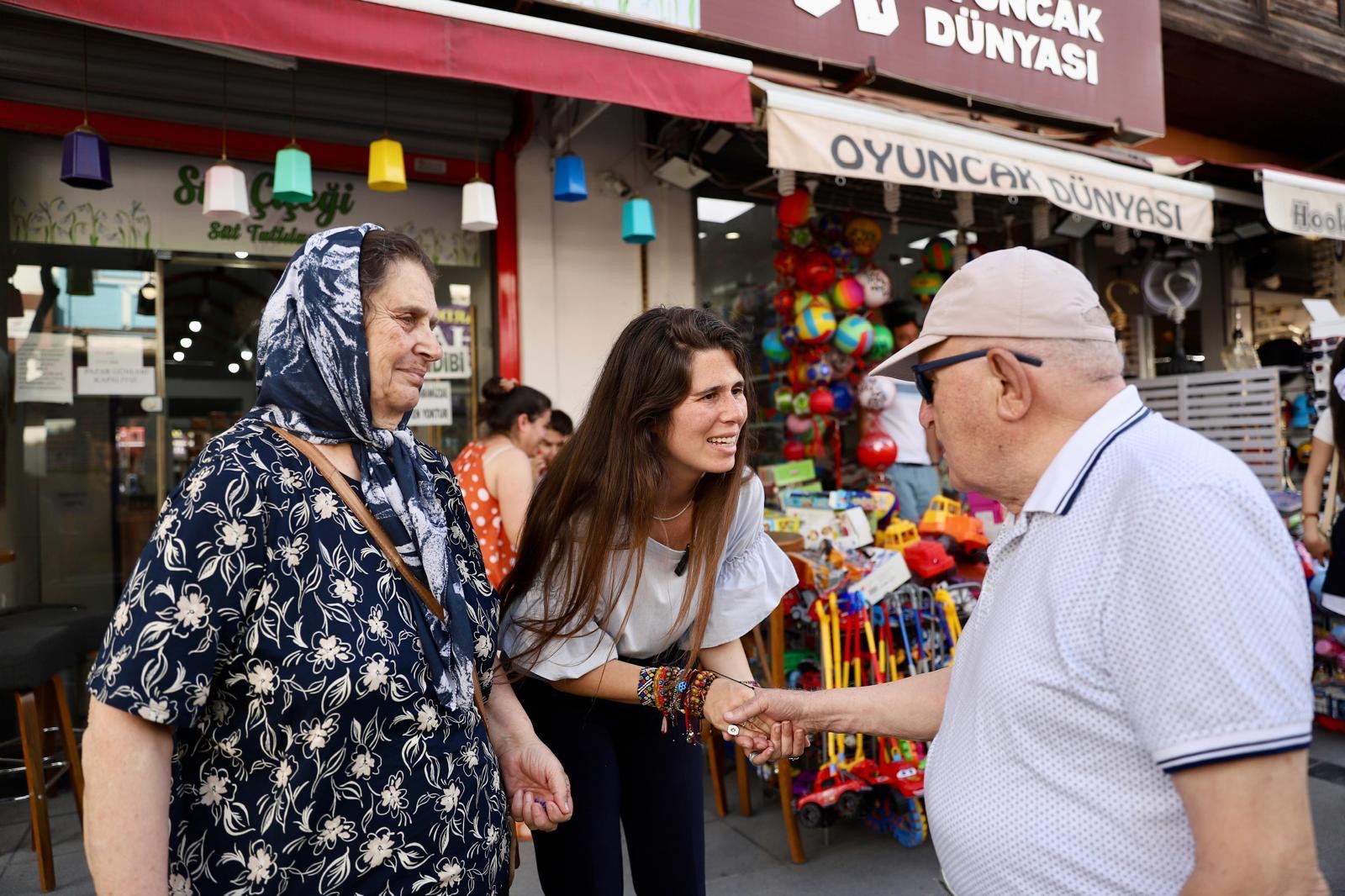Başkan Denizli’den Çeşme Çarşı'da esnaf ve vatandaş ziyareti