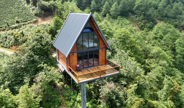 Rizeli kaportacı, 12 metrelik demir direğin üzerine ev yaptı