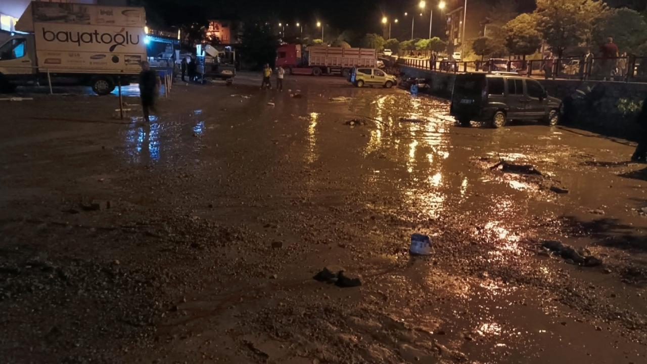 Sivas'ta sağanak etkili oldu: Cadde ve sokaklar göle döndü