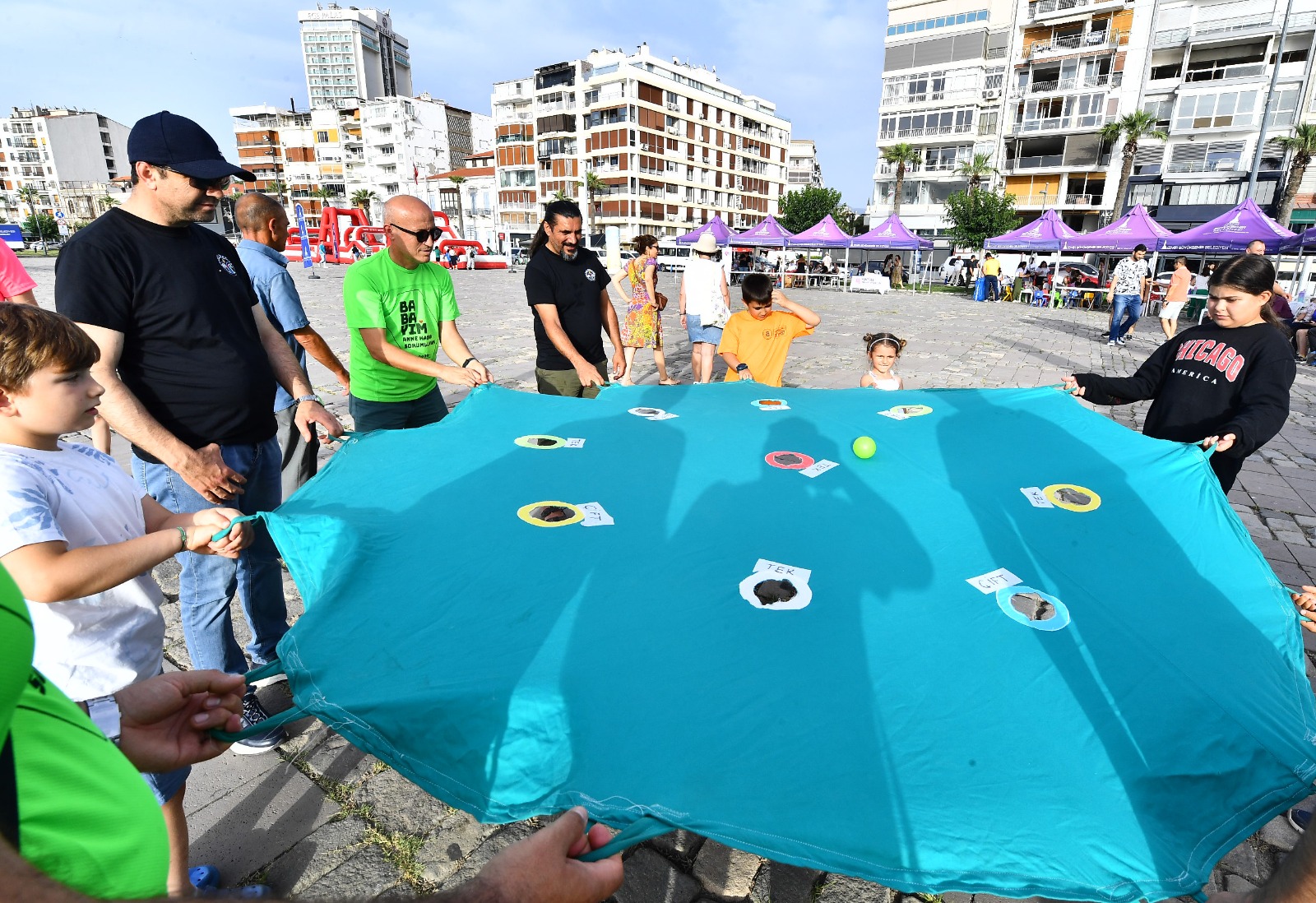 İzmir’de babalar ve çocuklar birlikte eğlendi