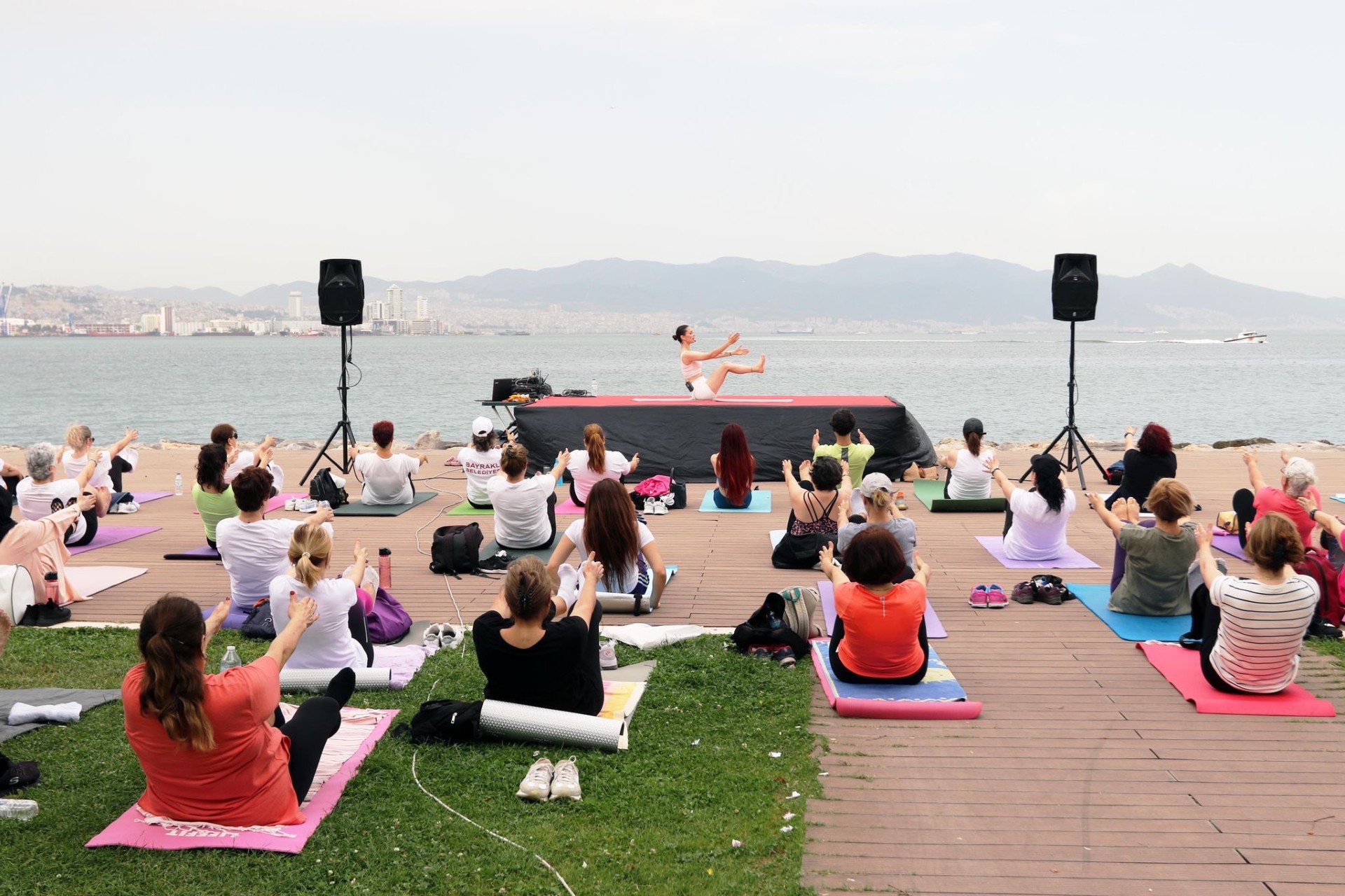 Yoga tutkunları Bayraklı’da buluştu