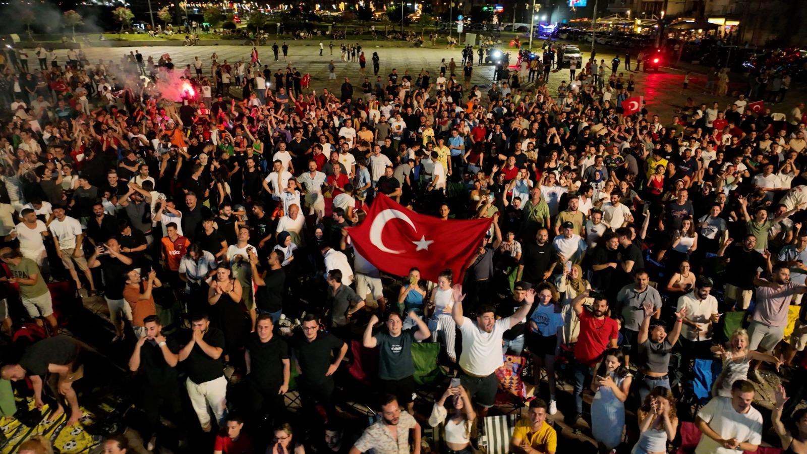 Milli Takım İzmirlileri sevince boğdu