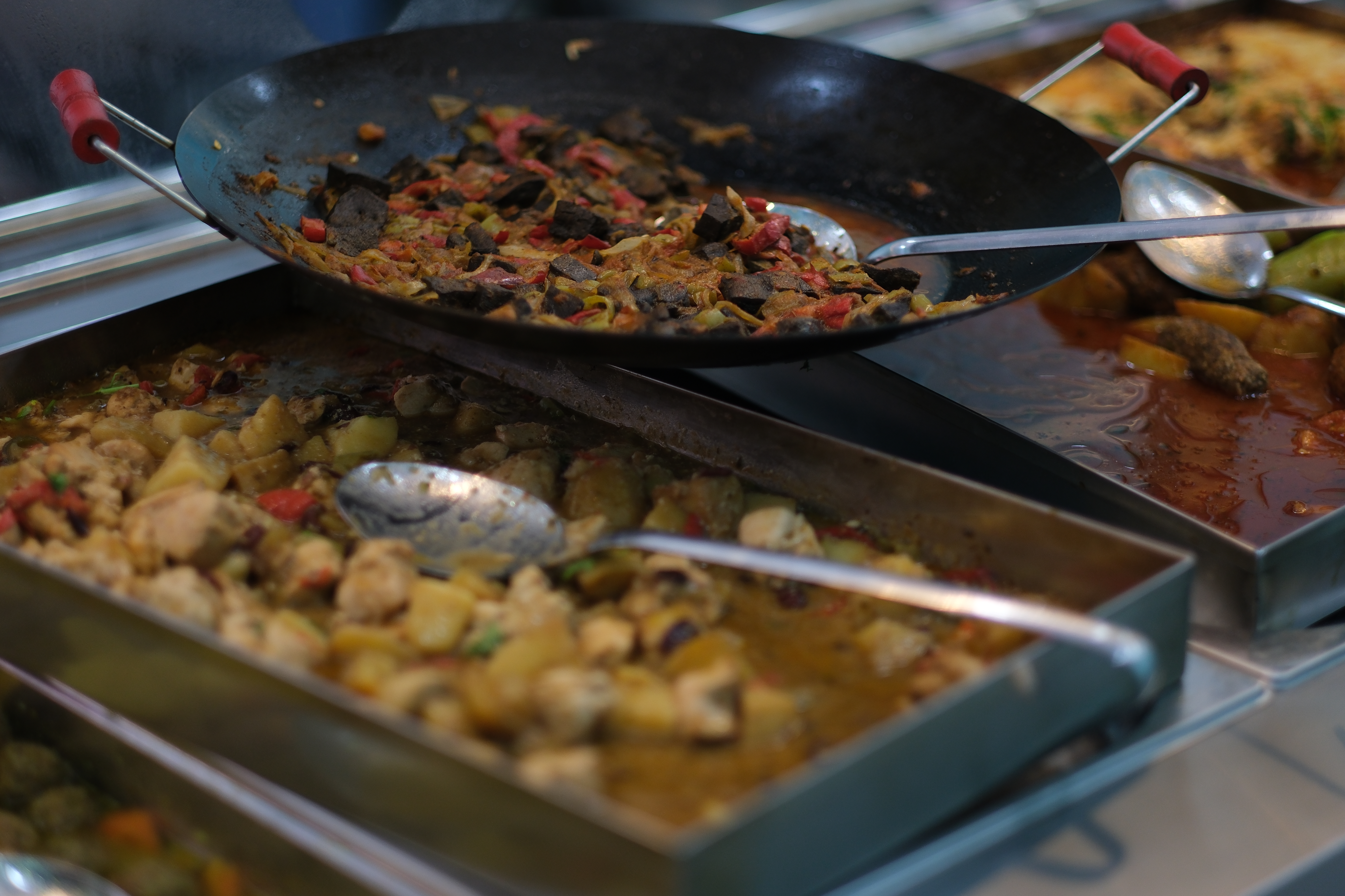 Alsancak'ta Lezzet ve Kalitenin Aile Dostu Buluşma Noktası: "Meş'ale"