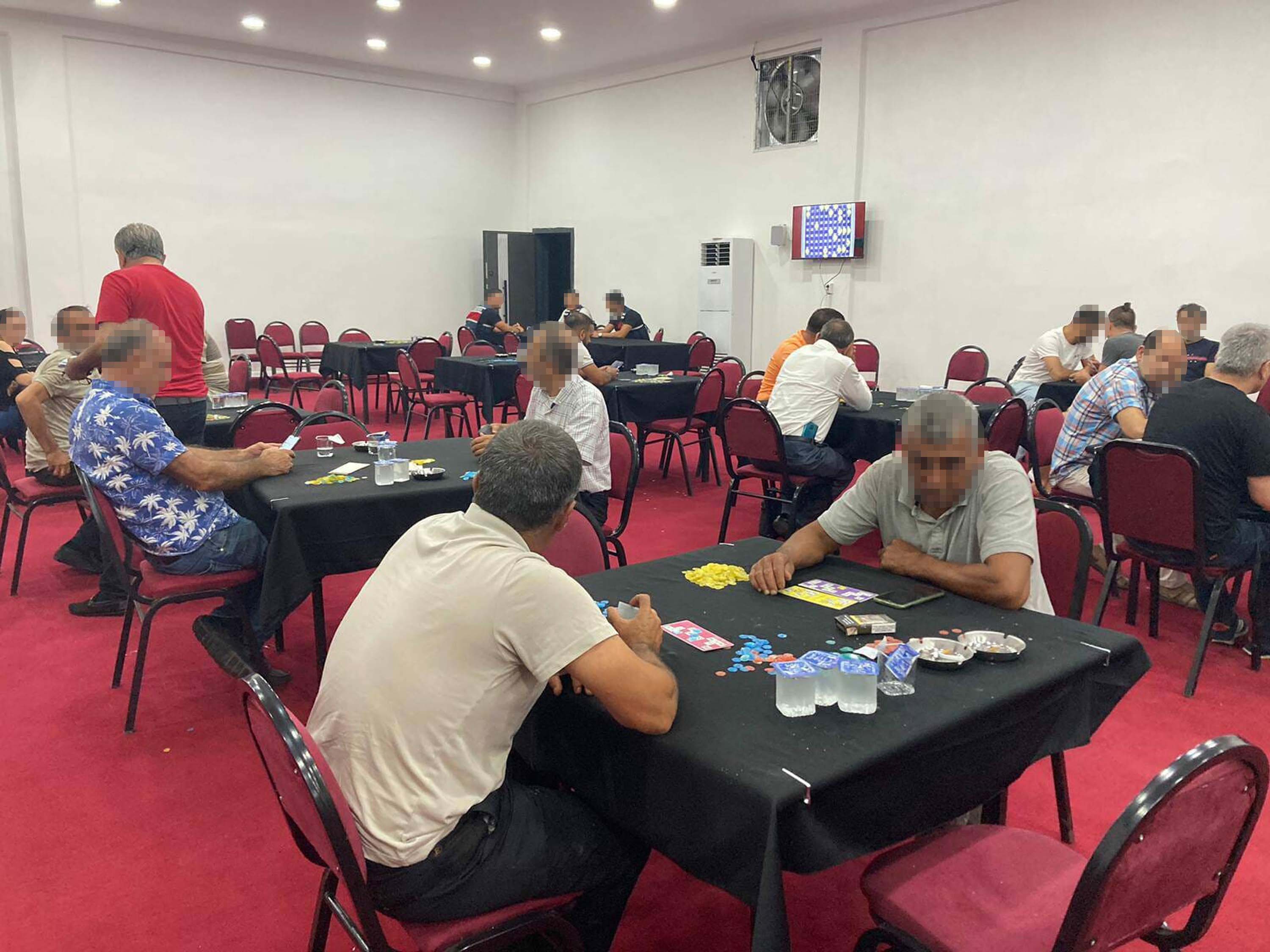İzmir’de kumar oynarken yakalanan 127 kişiye 815 bin TL ceza