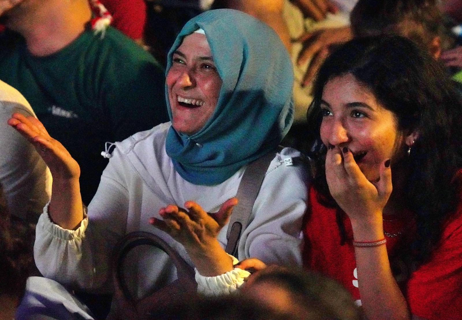 İzmir'in meydanlarında çeyrek final coşkusu