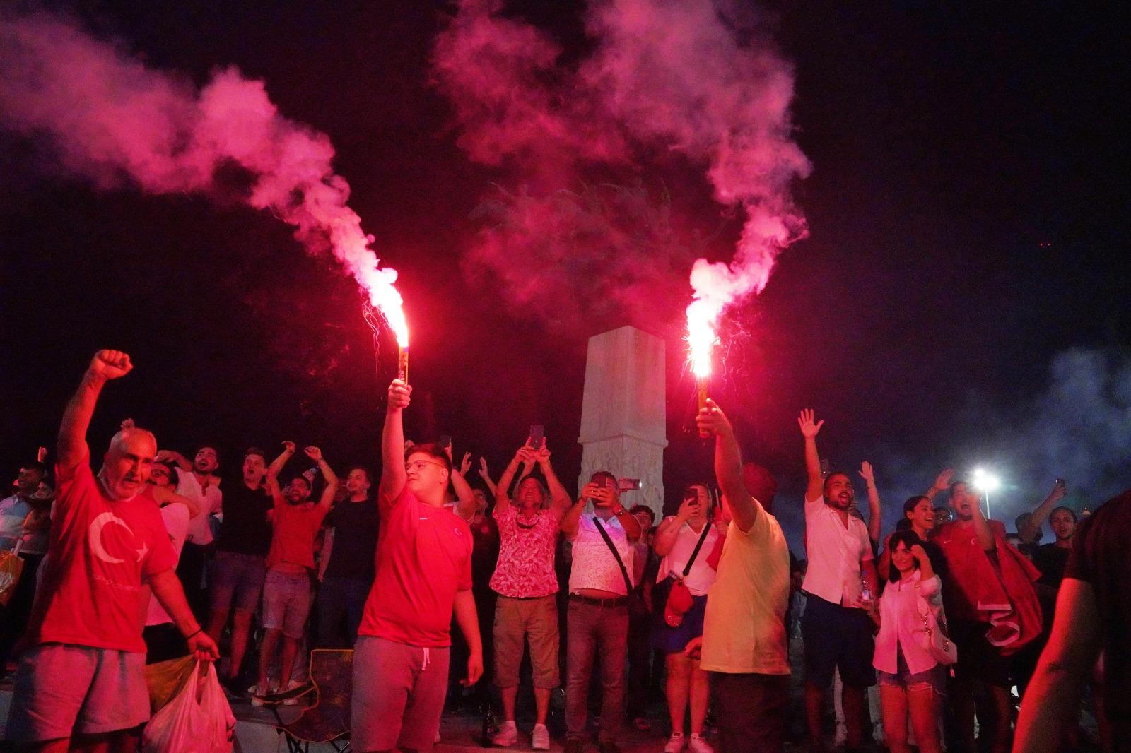 İzmir'in meydanlarında çeyrek final coşkusu