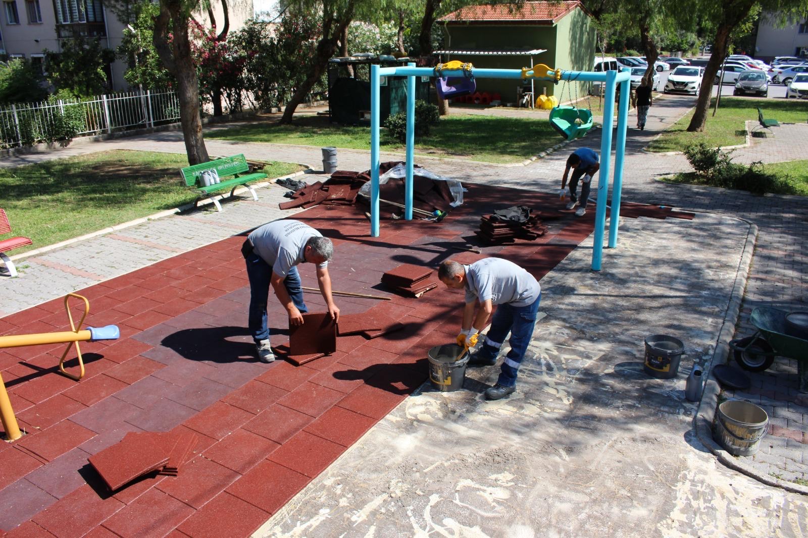 Karşıyaka’da parklar yenileniyor, yeşil doku güçleniyor