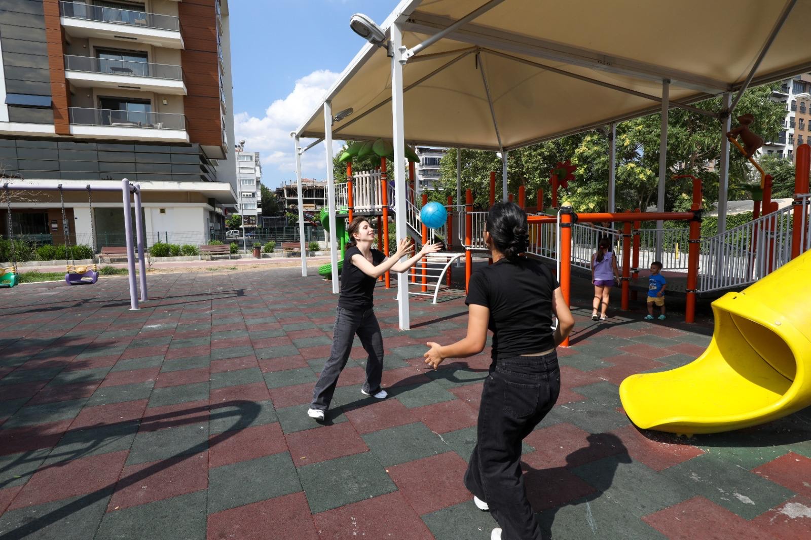 Karşıyaka’da parklar yenileniyor, yeşil doku güçleniyor