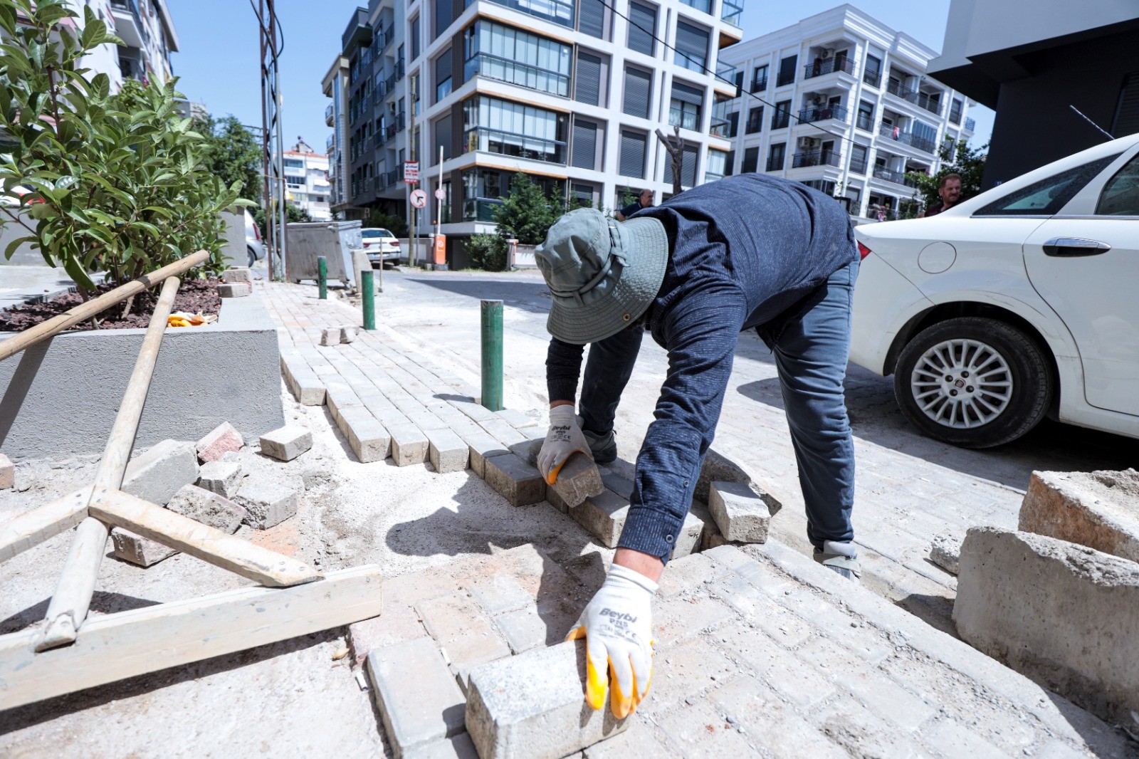 Karşıyaka Belediyesi üretiyor, sokaklar güzelleşiyor