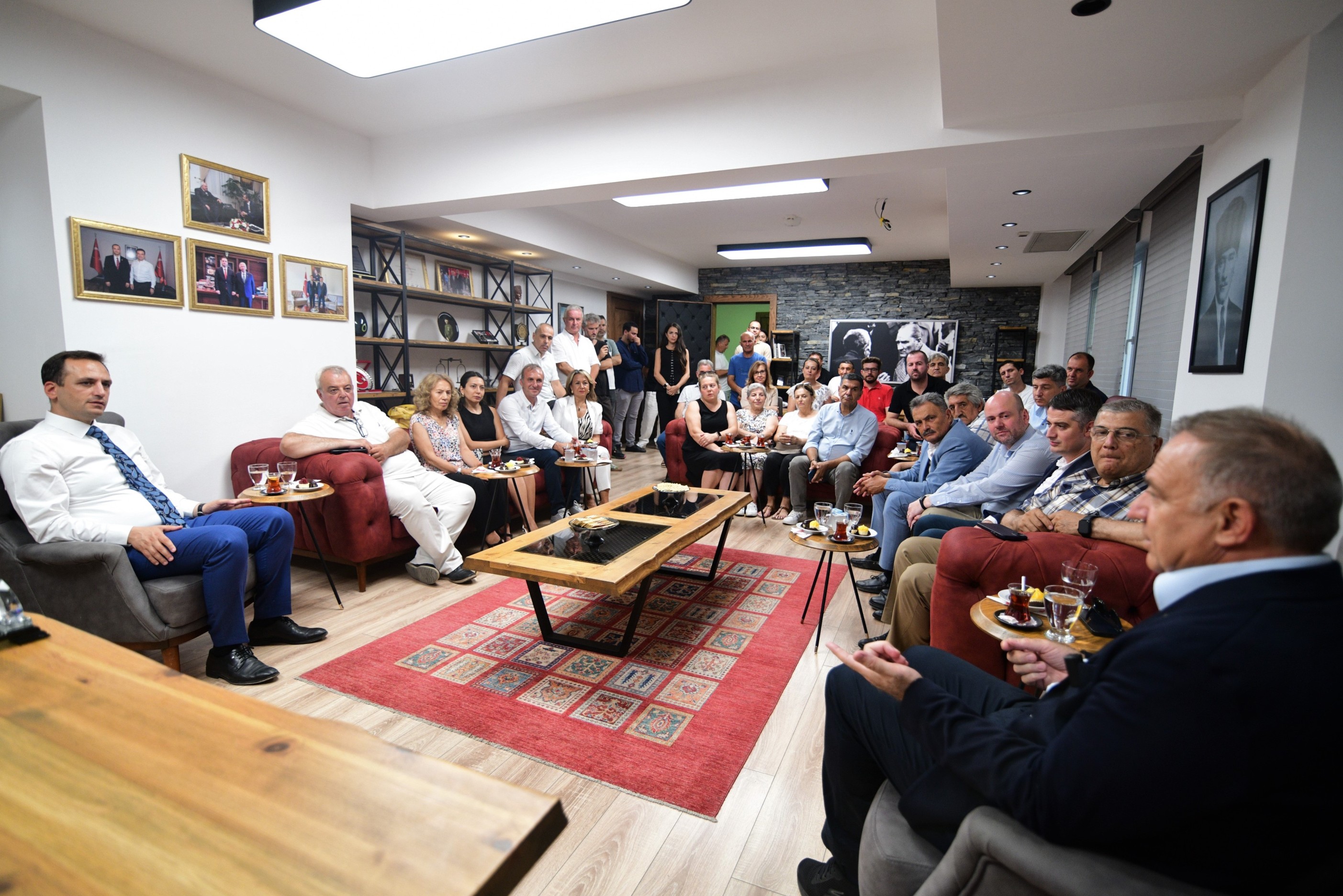 Zeybek Bornova’yı ziyaret etti, yatırımları yerinde inceledi