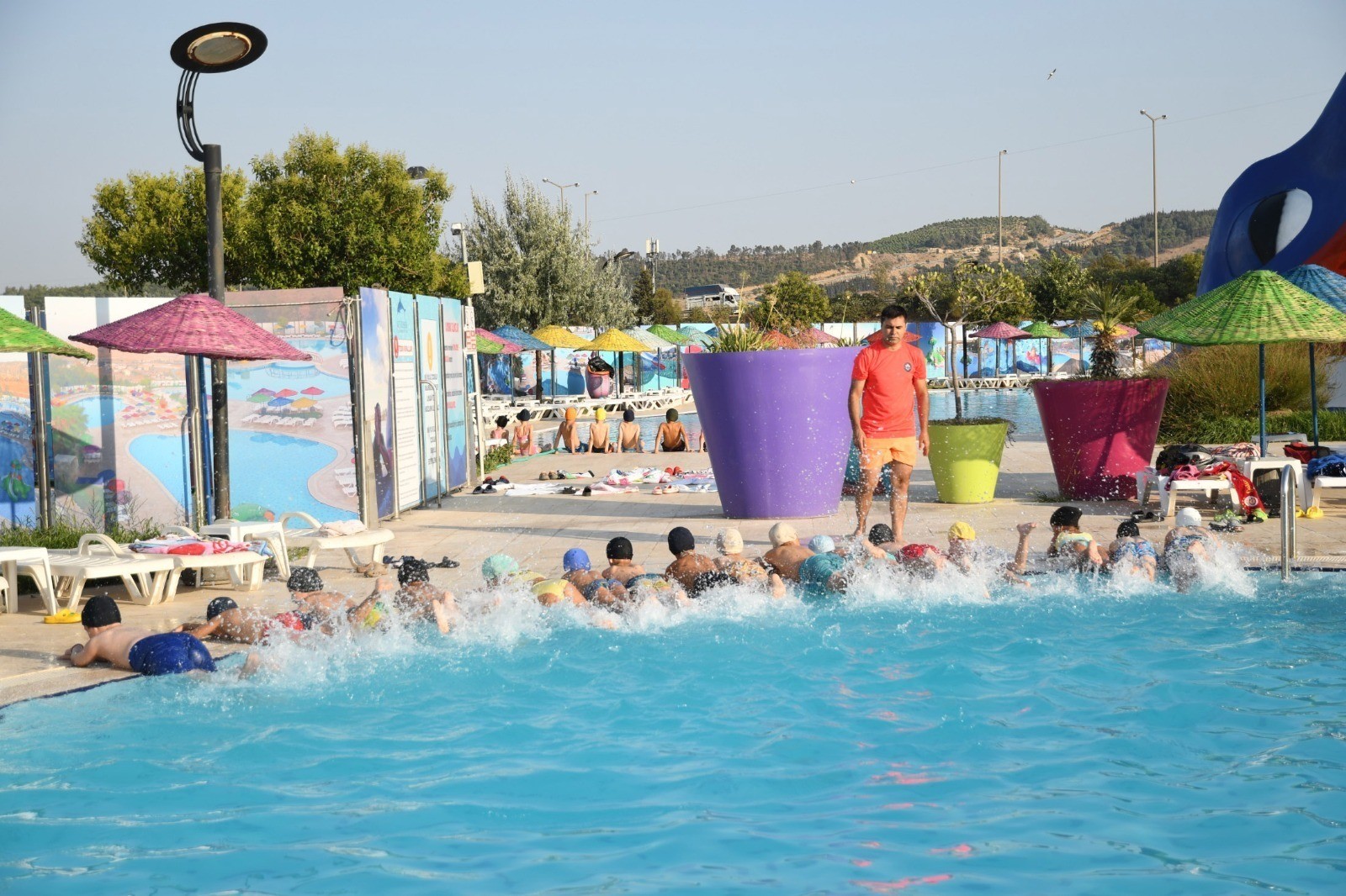 Karabağlar Belediyesi’nden çocuklara yüzme eğitimi