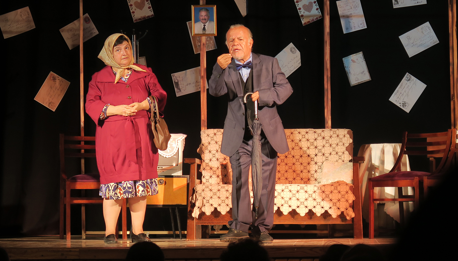 FOÇA BELEDİYE TİYATROSU ‘RUMUZ GONCAGÜL’Ü SAHNELEDİ