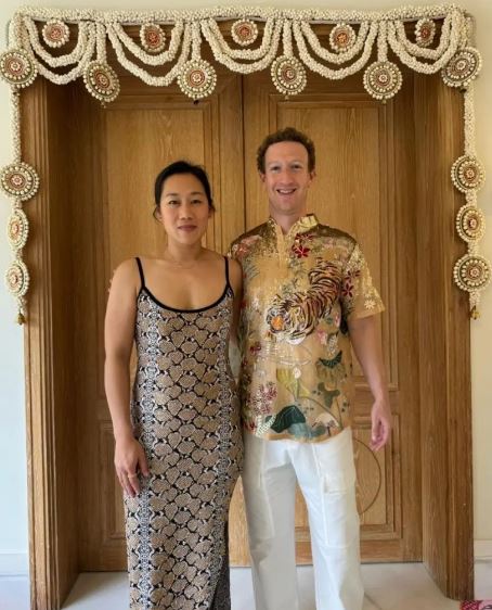 Facebook'un kurucusu Mark Zuckerberg, eşi Priscilla Chan'a olan sevgisini göstermek için Roma geleneğine uygun heykel yaptırdı