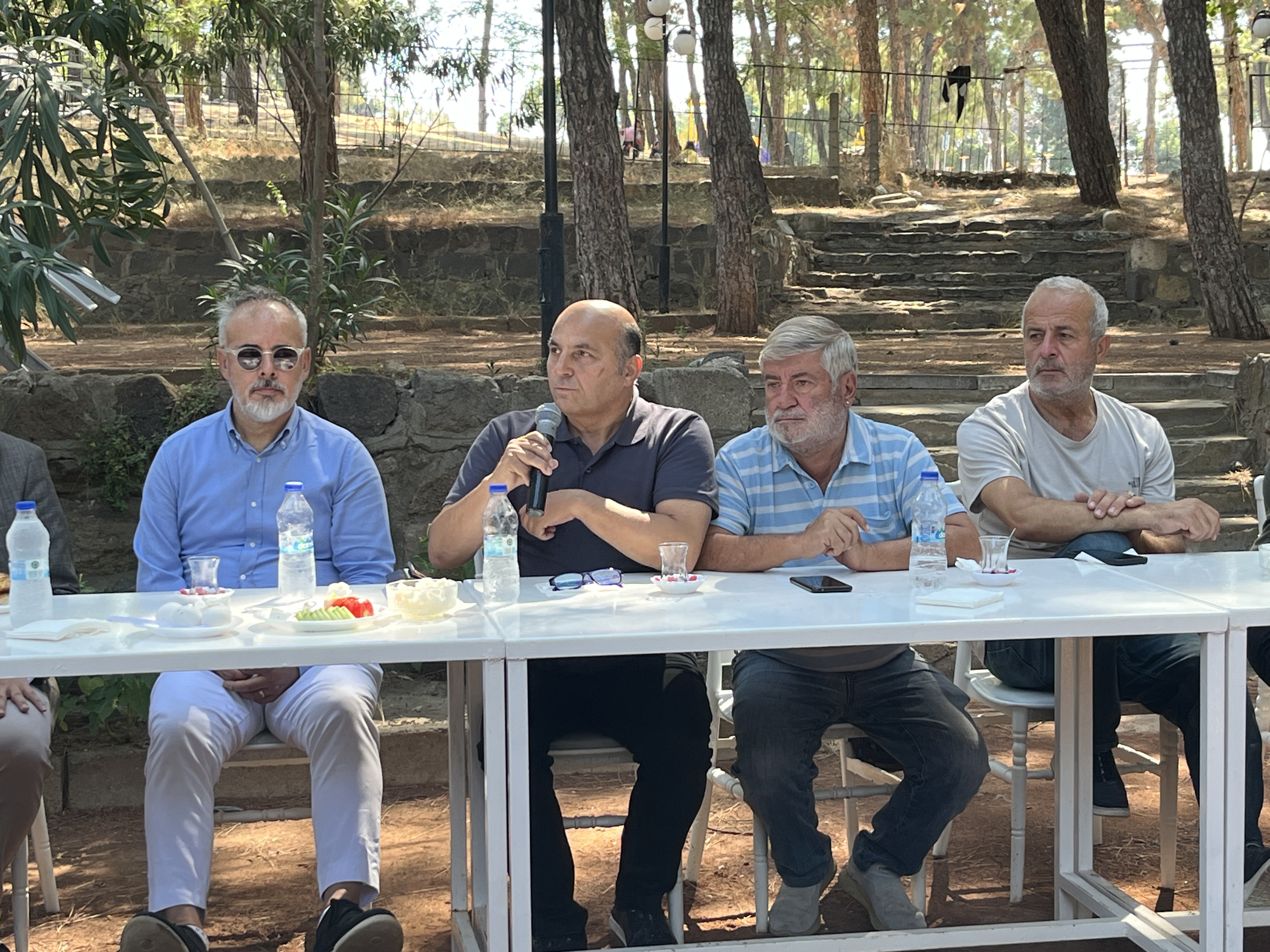 Kadifekale Yaşatma ve Kalkındırma Derneği Genel Kurul toplantısı gerçekleşti: Salih Erkek güven tazeledi