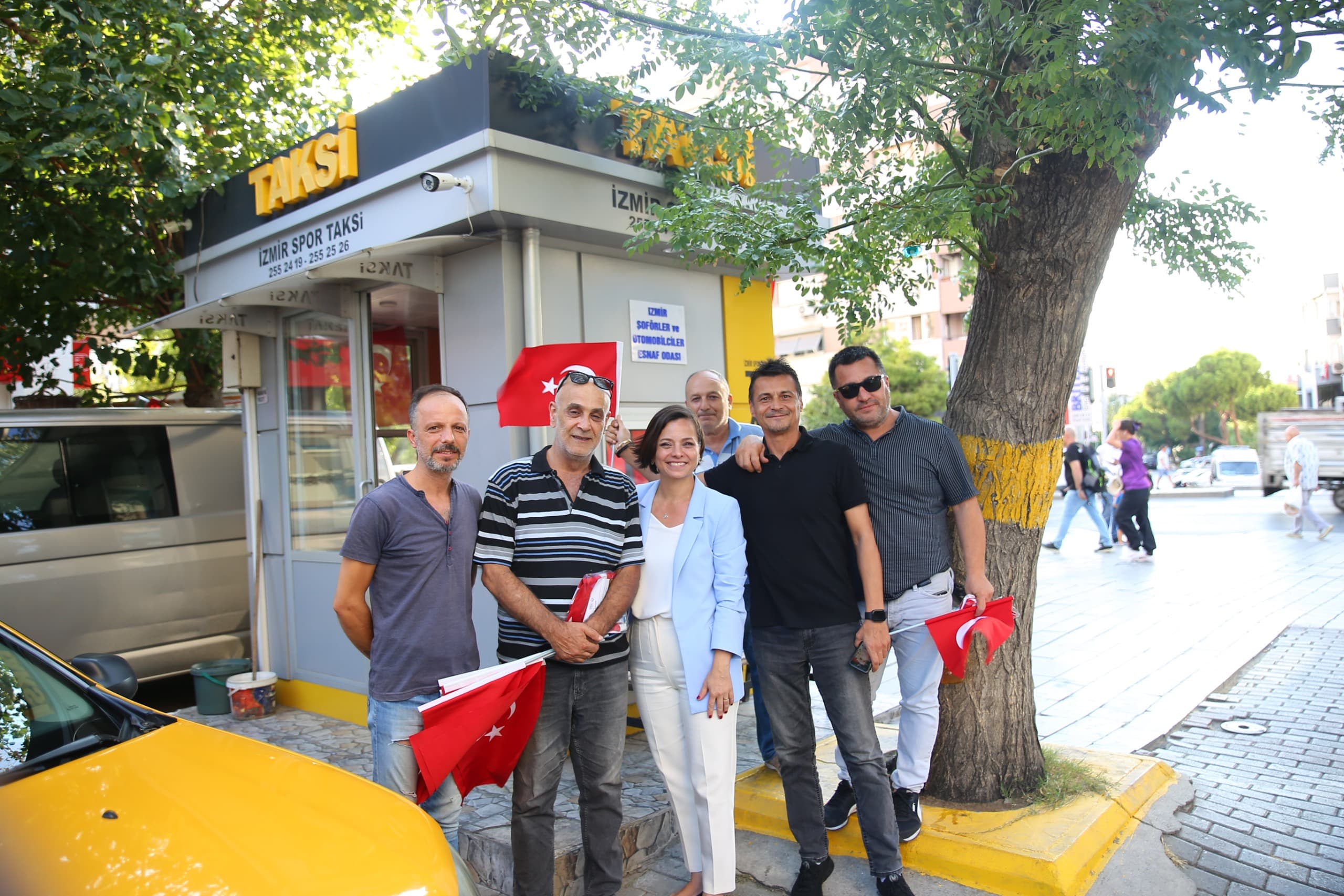 Karabağlar 30 Ağustos'ta bayraklarla donatıldı