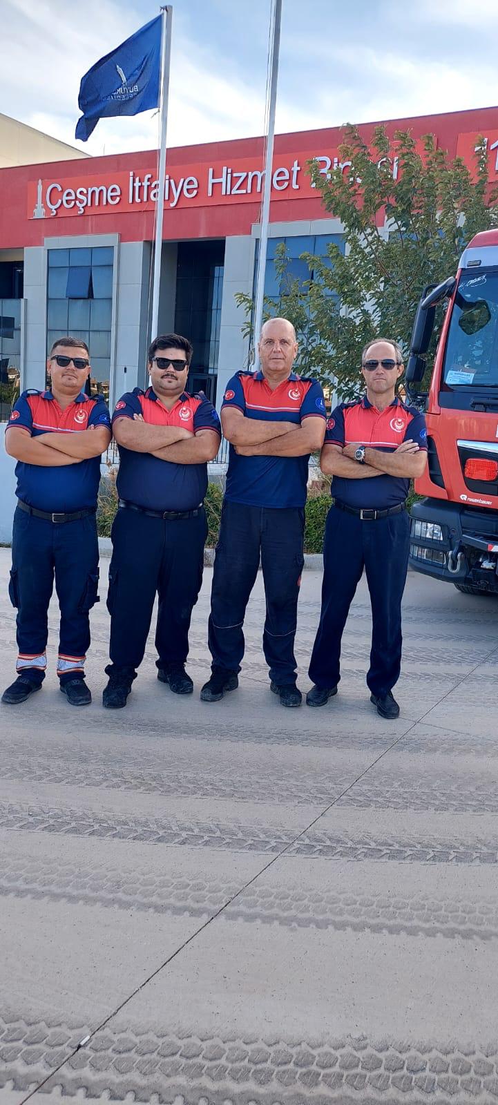 İzmir itfaiyesi kayalıklardan düşen kişiyi kurtardı