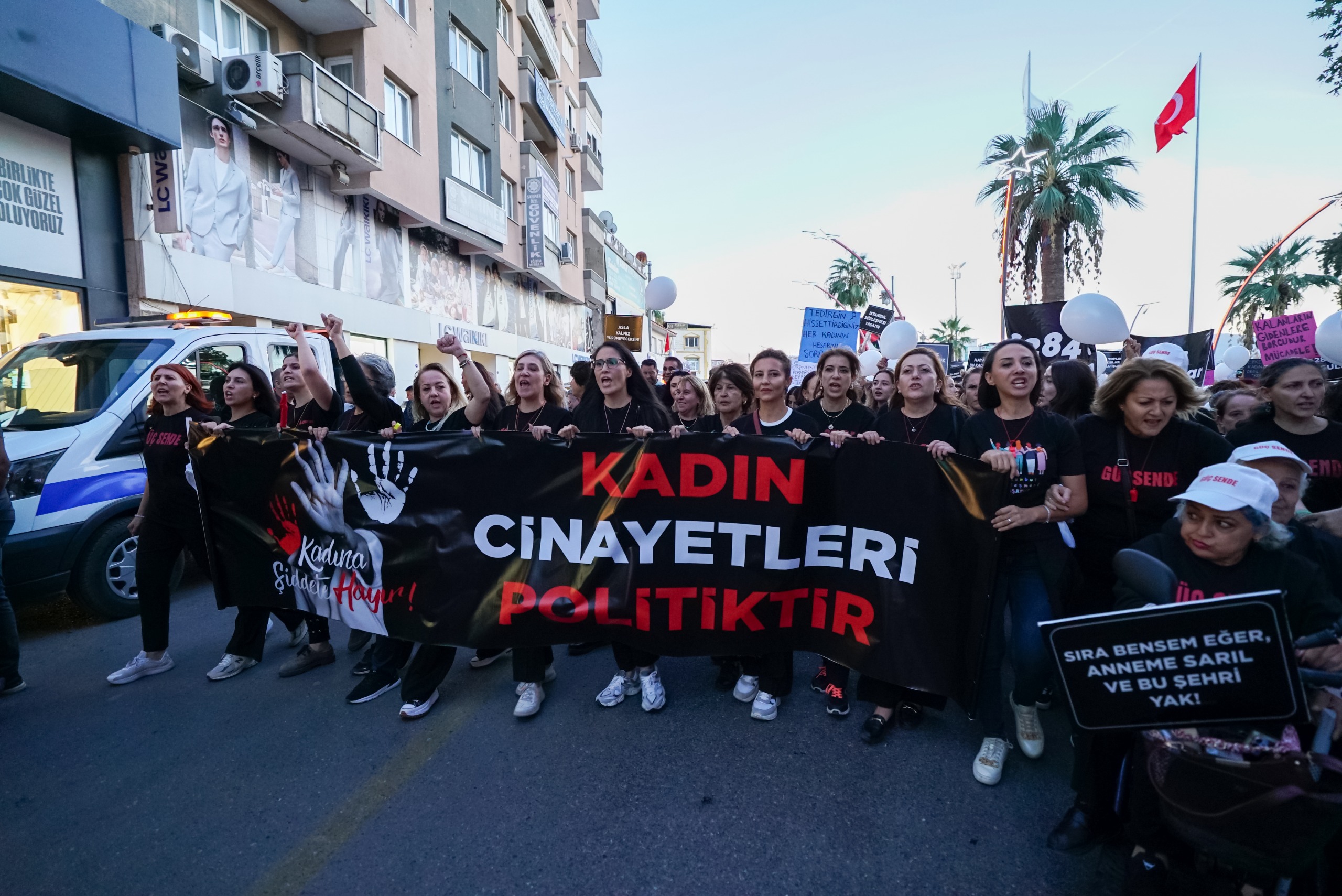 Kırık Saçlar Torbalı'da Sokakları İnletti