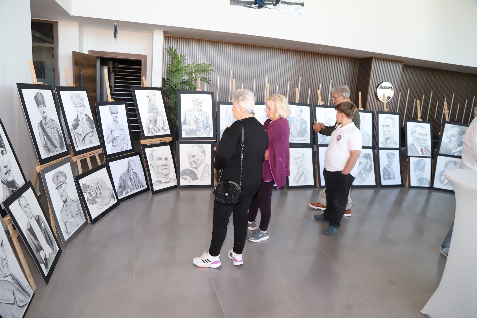 Dikili’de “Sarı Saçlı Mavi Gözlüm” konulu sergiye yoğun ilgi