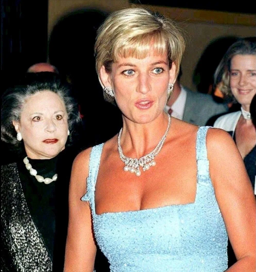 Kim Kardashian, Prenses'in kolyesini taktı!