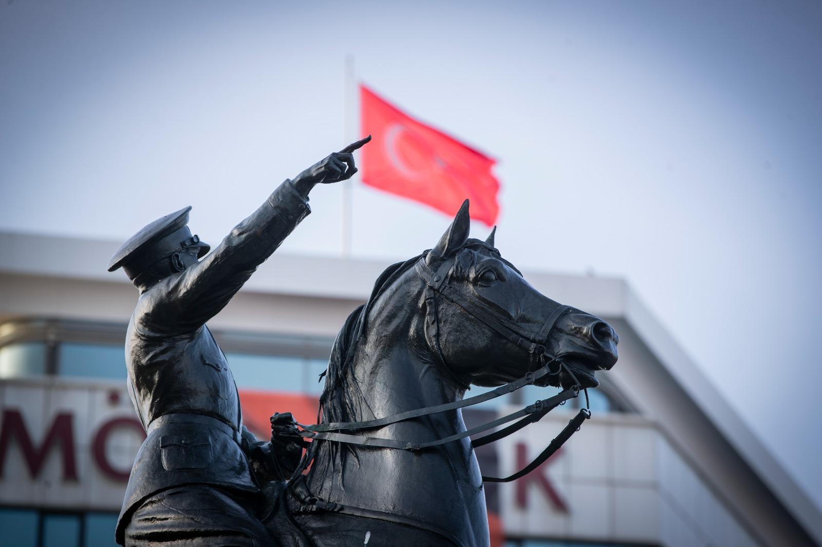 İzmir Ata'sını Saygıyla Andı:  86. Yılda Tek Yürek