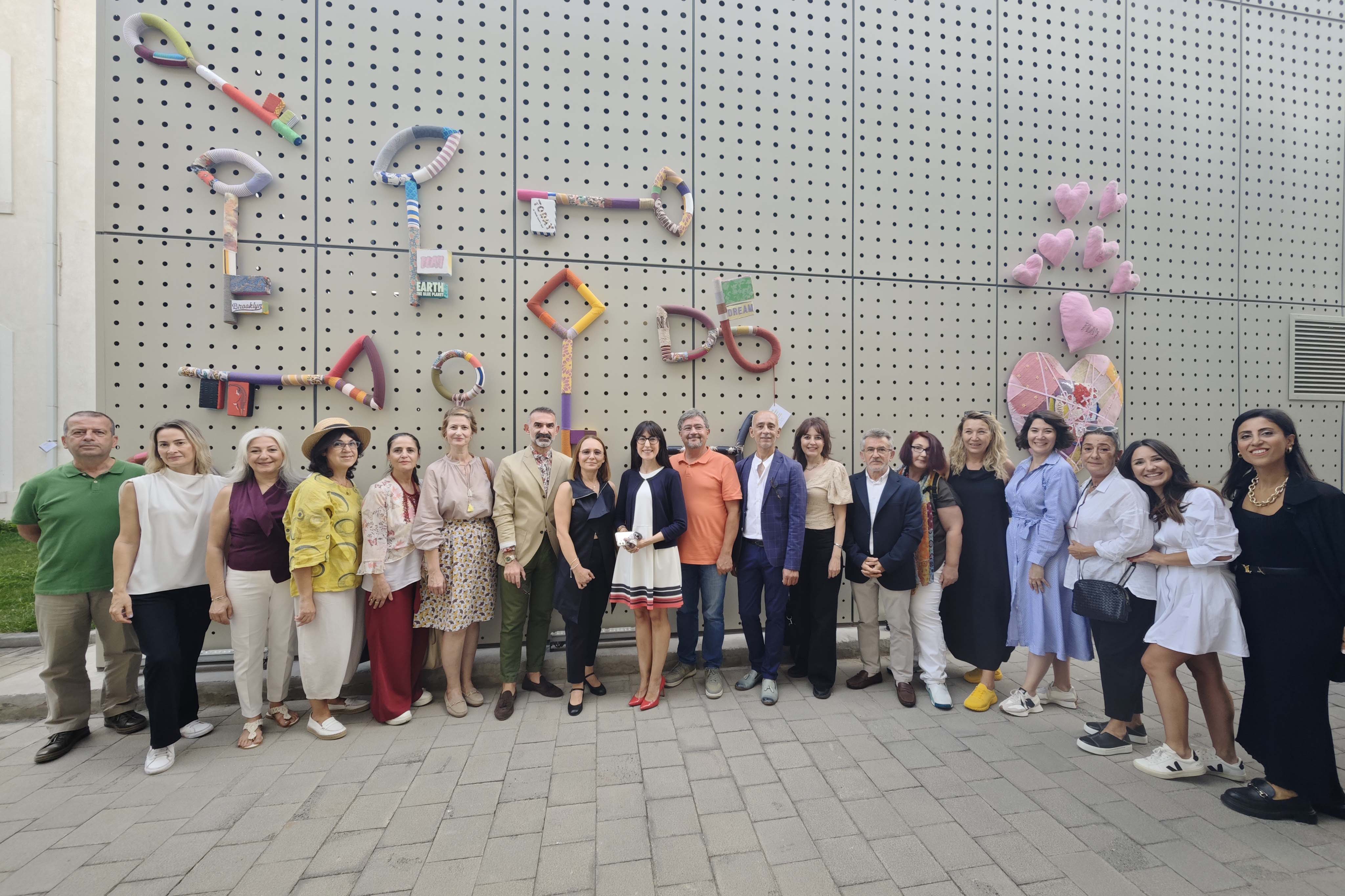 DEÜ'DEN EKOLOJİK SORUMLULUK VURGUSU: "DÖNGÜYE ÇAĞRI" SERGİSİ SANATSEVERLERLE BULUŞTU