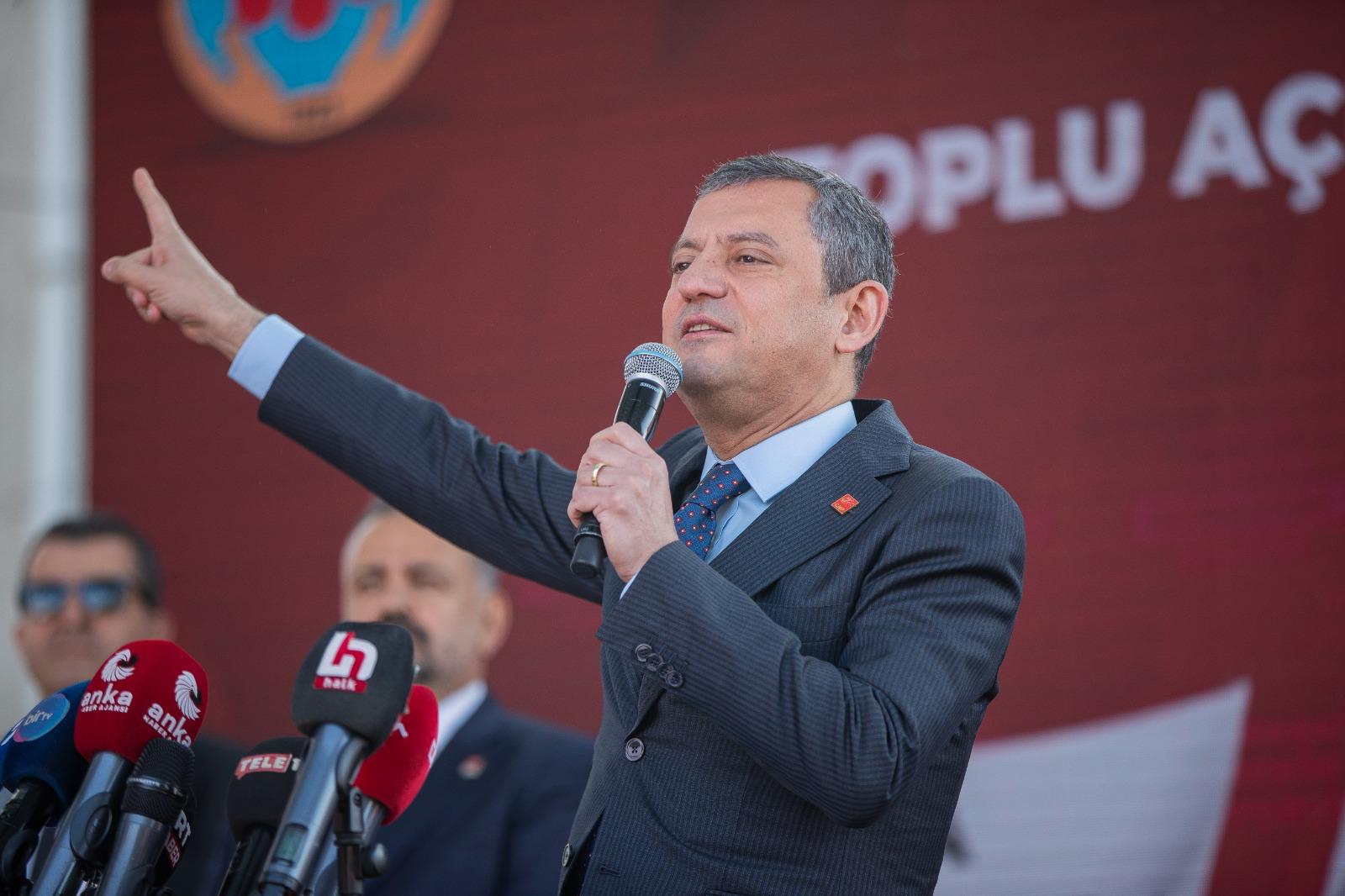 CHP Genel Başkanı Özgür Özel, Kemalpaşa'da okul ve kent lokantası açılışı yaptı