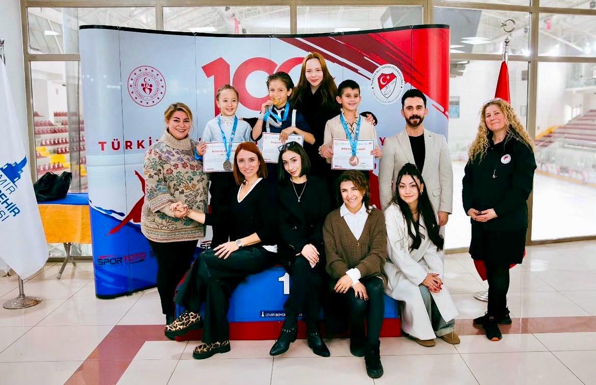 İzmirliler buz pateninde kürsüden inmedi