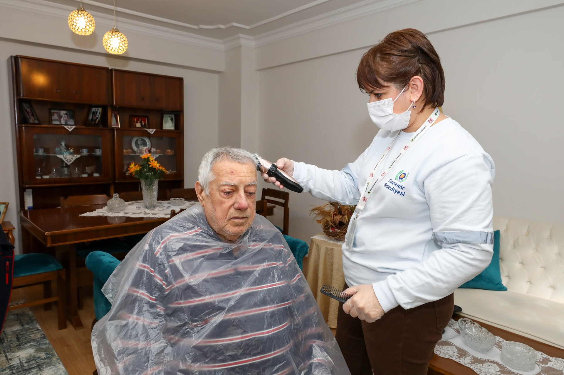 Gaziemir Belediyesi’nden evde kuaför hizmeti