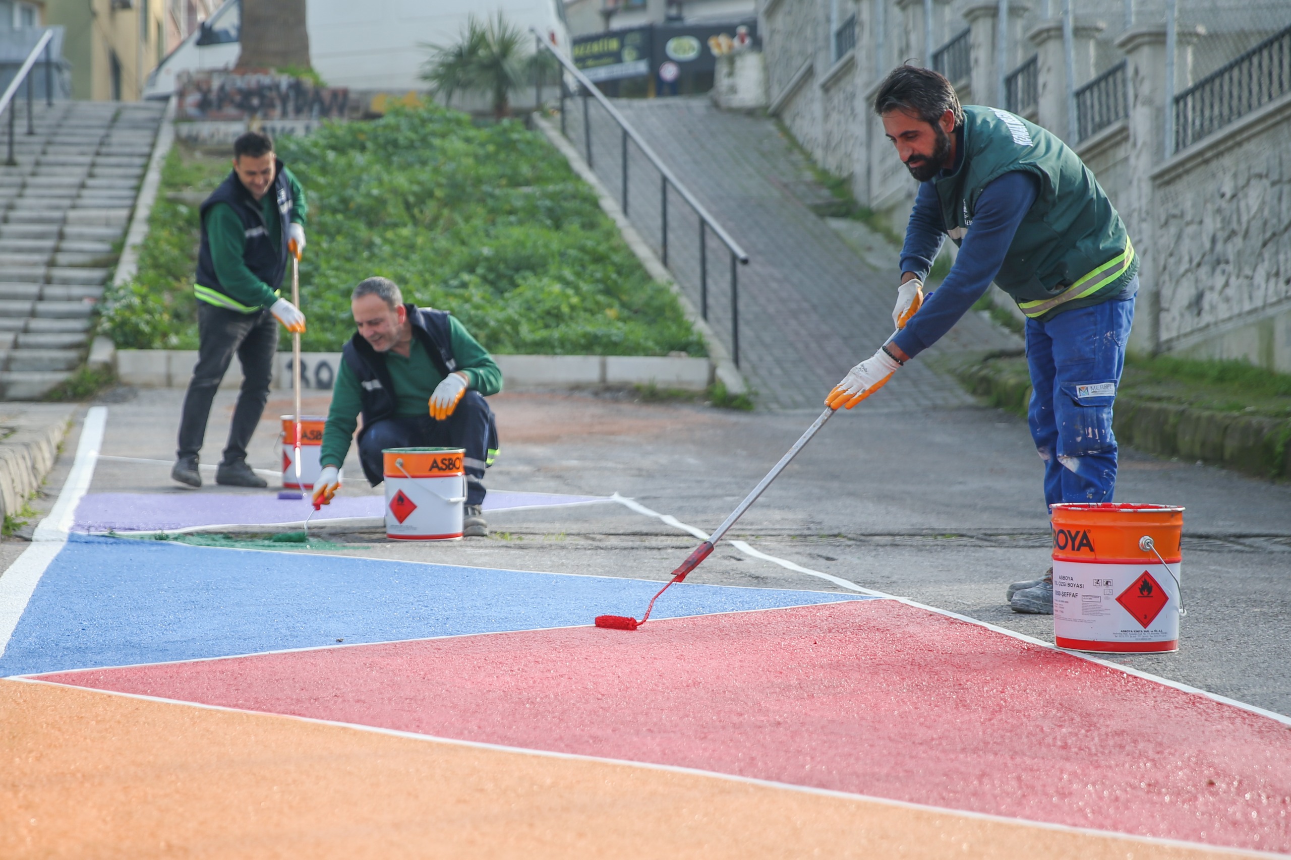 Konak’ın okul yollarına yaya güvenliği için renkli dokunuş