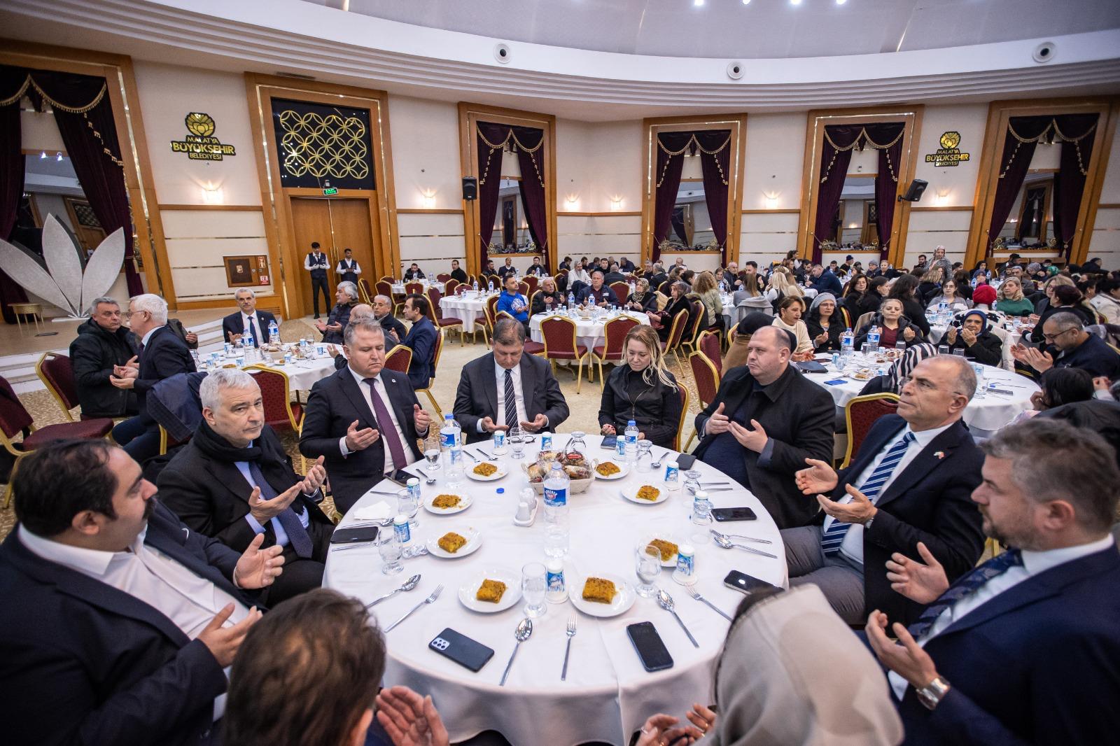 Tugay: İzmir’de kalpler deprem bölgesi için atıyor