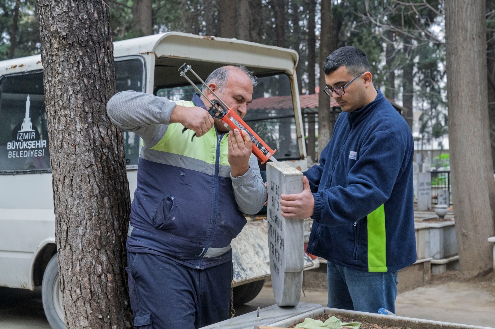Büyükçiğli Mezarlığı’ndaki hasar gideriliyor