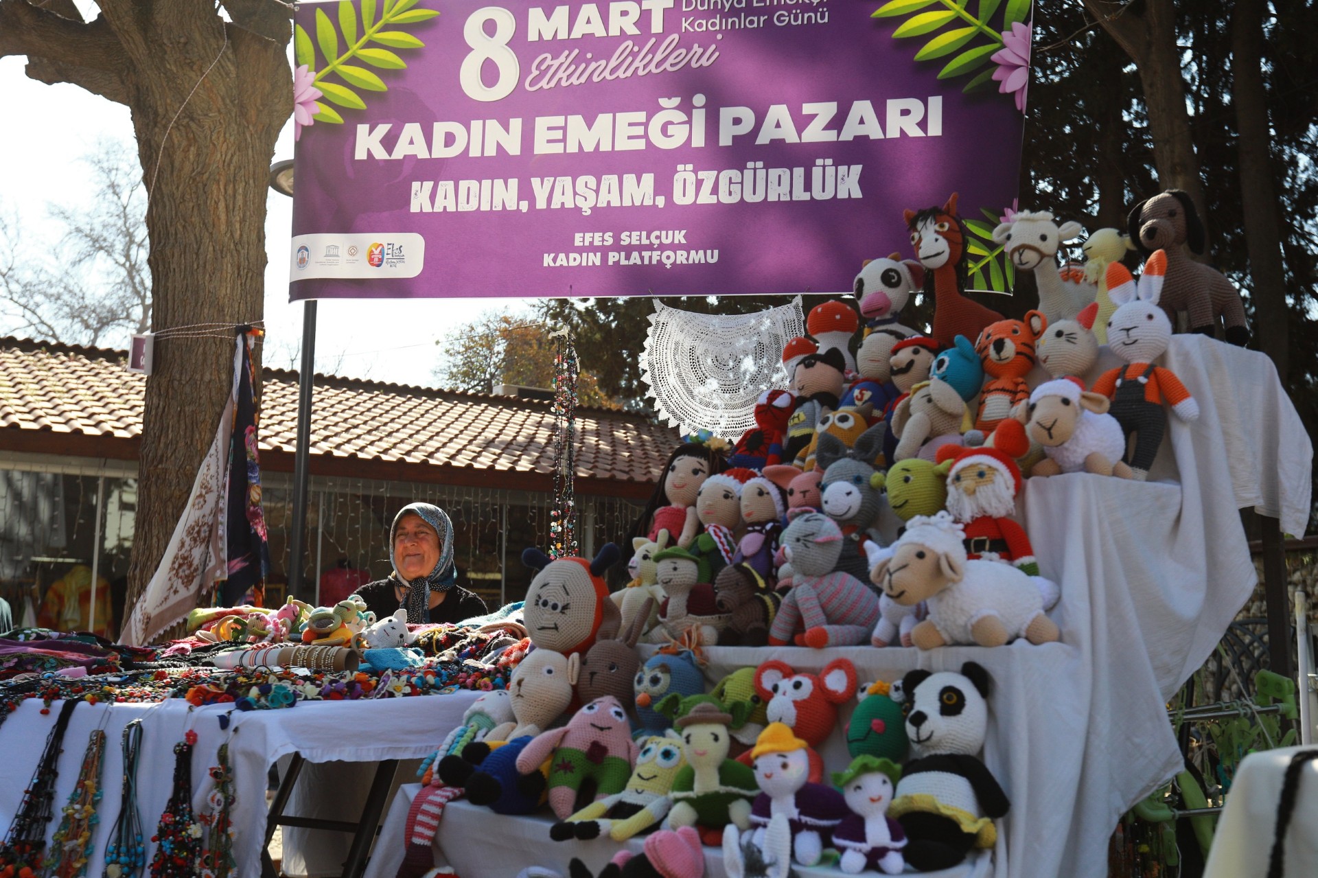 Efes Selçuk’ta 8 Mart Dünya Emekçi Kadınlar Günü Anması: MÜCADELE EDEN KADINLARIN HİKÂYESİ BU SERGİDE