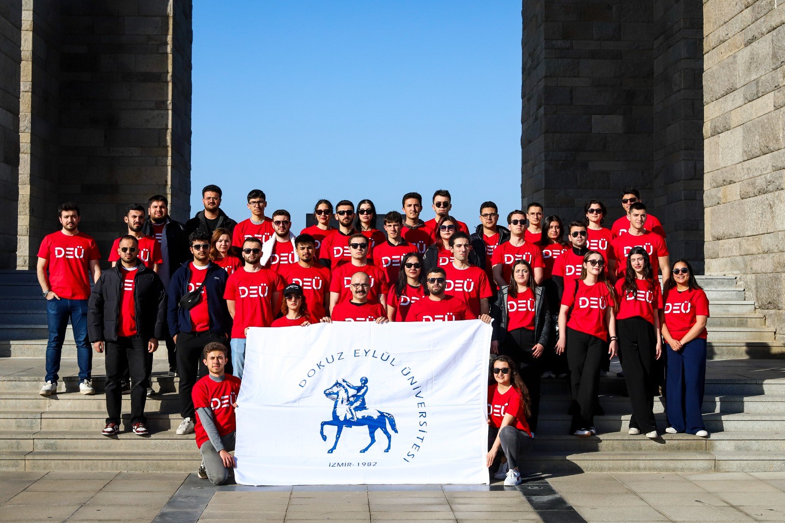DEÜ ÖĞRENCİLERİ ÇANAKKALE'DE ŞEHİTLERİ ANDI