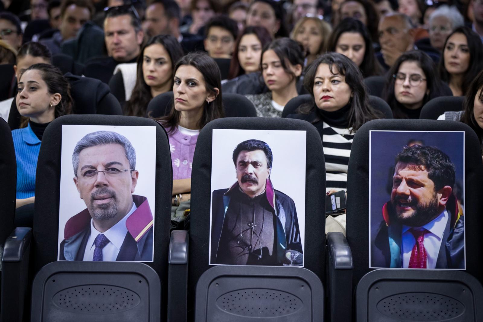 Başkan Tugay hukukçuların paneline katıldı Barolar da avukatlar da direnecek