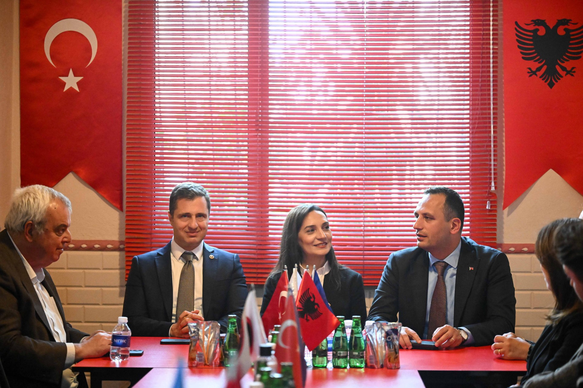 Deniz Yücel ve Başkan Eşki Bornova Arnavutları Derneği’nde hukuksuzluklara karşı dayanışma mesajı verdi