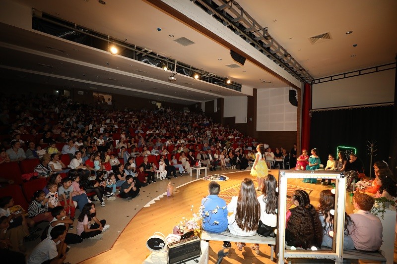 Menderes Belediyesi Çocuk Tiyatrosu Sahnede