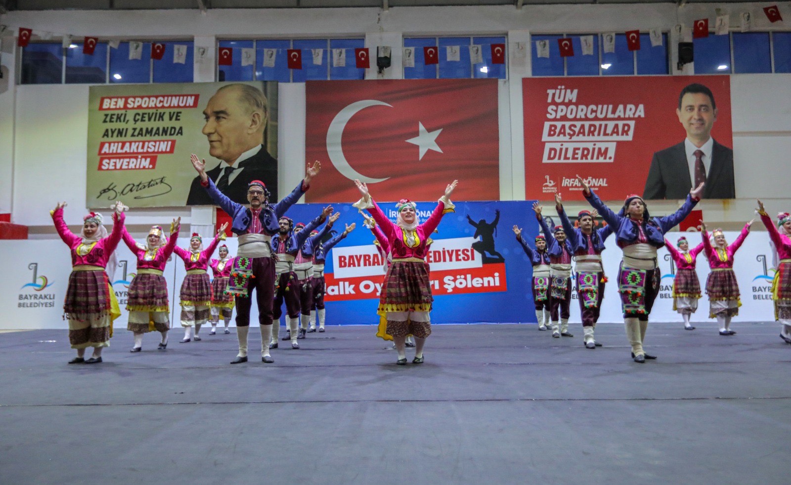 Bayraklı'da halk dansları gösterisi nefes kesti