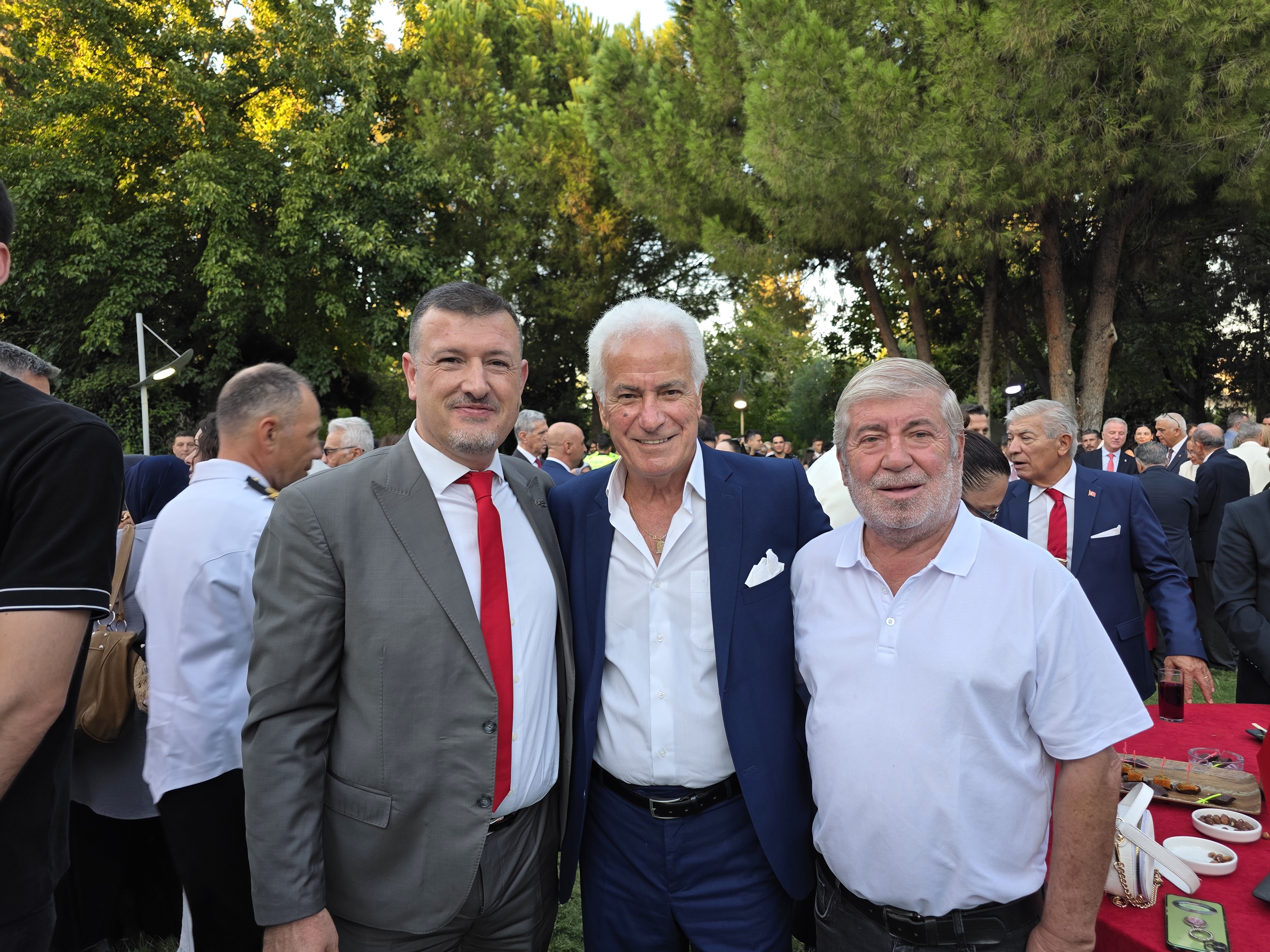 CUMHURİYETİMİZE SAHİBİZ, DÜŞMANA GEÇiT VERMEYiZ!