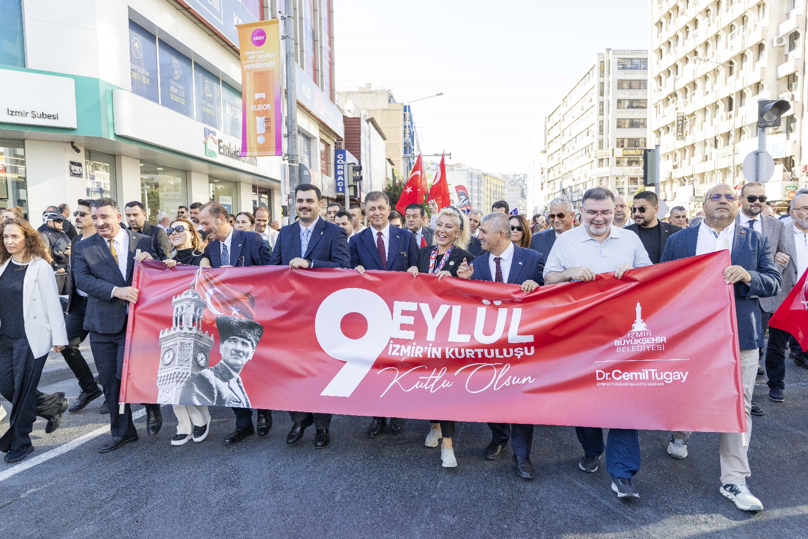 İzmir’de Geleneksel Zafer Yürüyüşü
