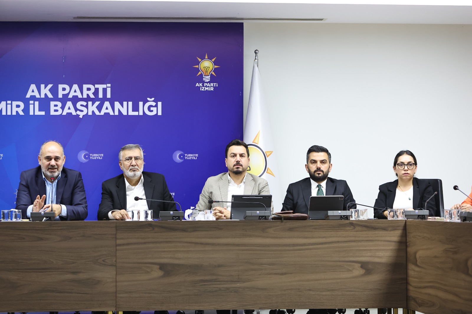AK Parti İzmir’de, yerel yönetimler zirvesi!