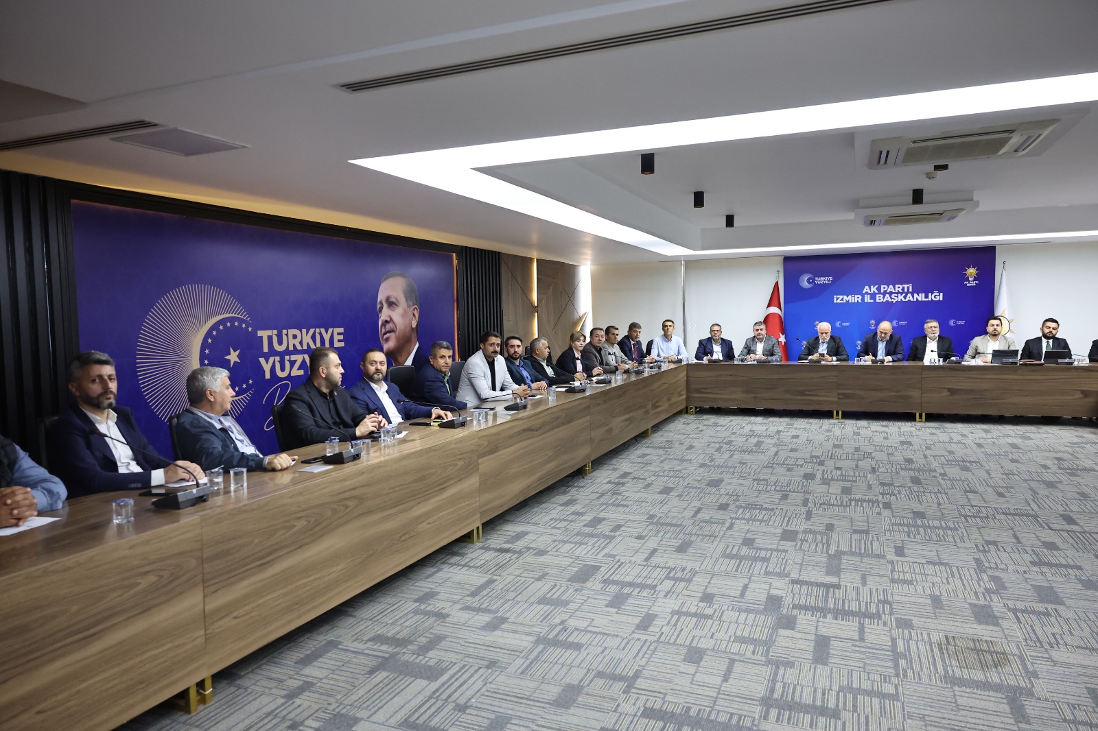 AK Parti İzmir’de, yerel yönetimler zirvesi!