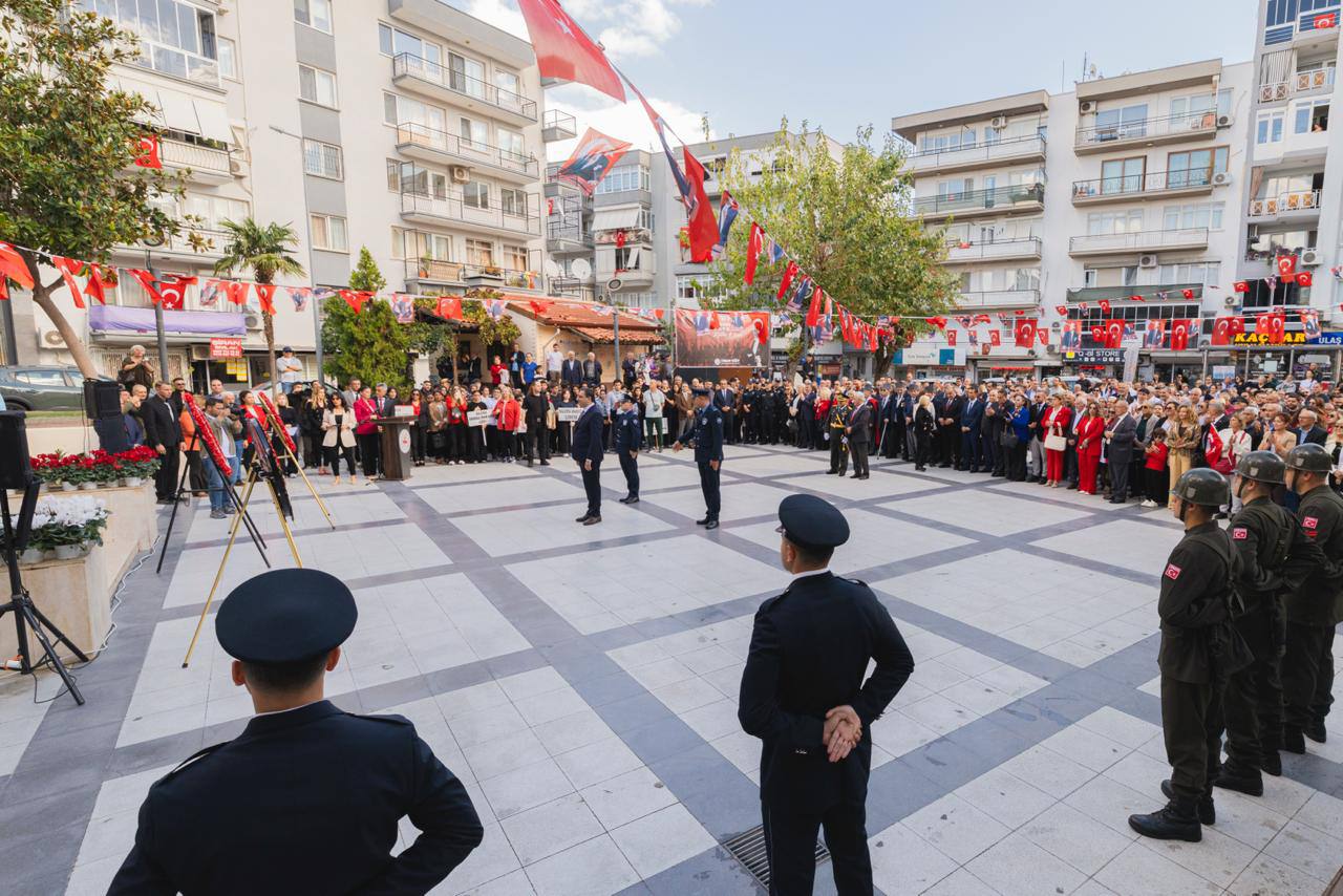 Balçova’da Cumhuriyetimizin 102. yılı etkinlikleri bugün sabah saatlerinde başladı.